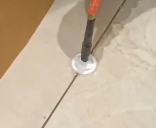 林芝瓷砖空鼓维修公司专业解答瓷砖在铺贴过程中，如果没有涂抹均匀到位的粘结材料（如水泥砂浆或瓷砖胶），可能会导致以下问题