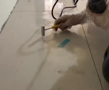林芝瓷砖开裂维修公司专业分享瓷砖在铺贴前如果没有沥干水分，将会导致以下问题